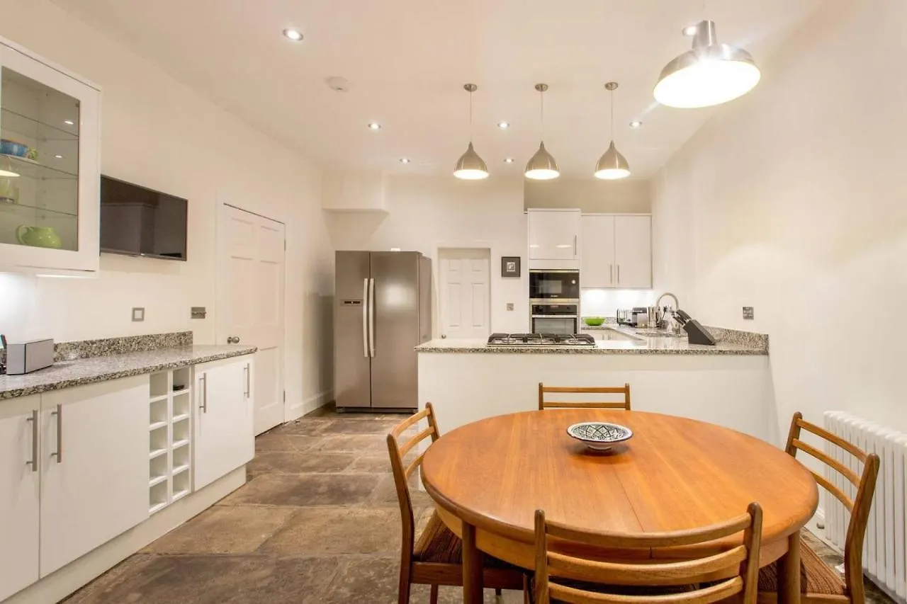 דירה אדינבורו Joivy Spacious Flat With Garden In City Centre