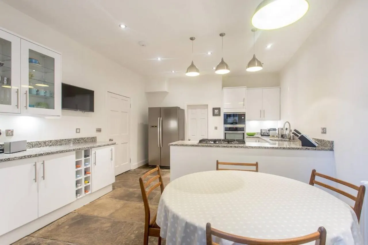אדינבורו Joivy Spacious Flat With Garden In City Centre דירה
