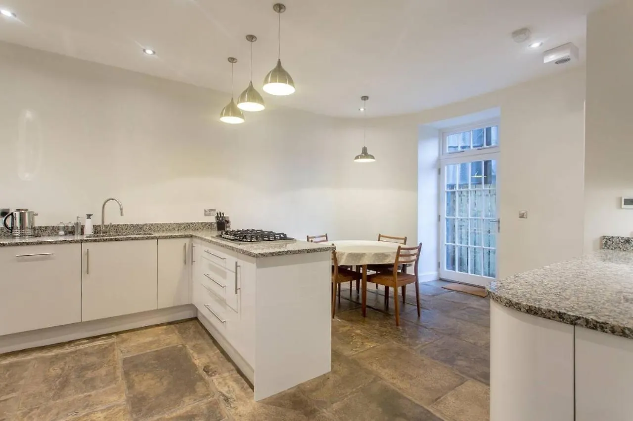 אדינבורו Joivy Spacious Flat With Garden In City Centre