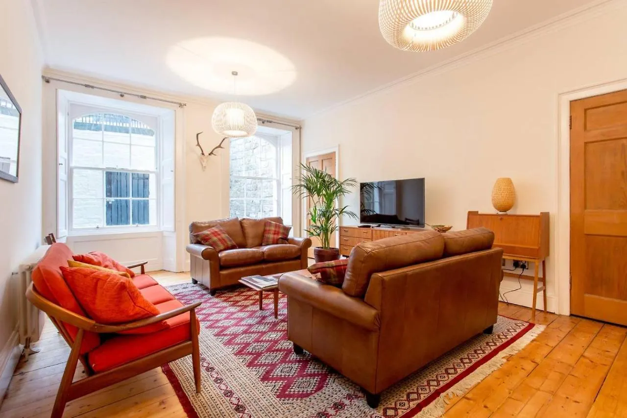 הקונטקטים של Joivy Spacious Flat With Garden In City Centre