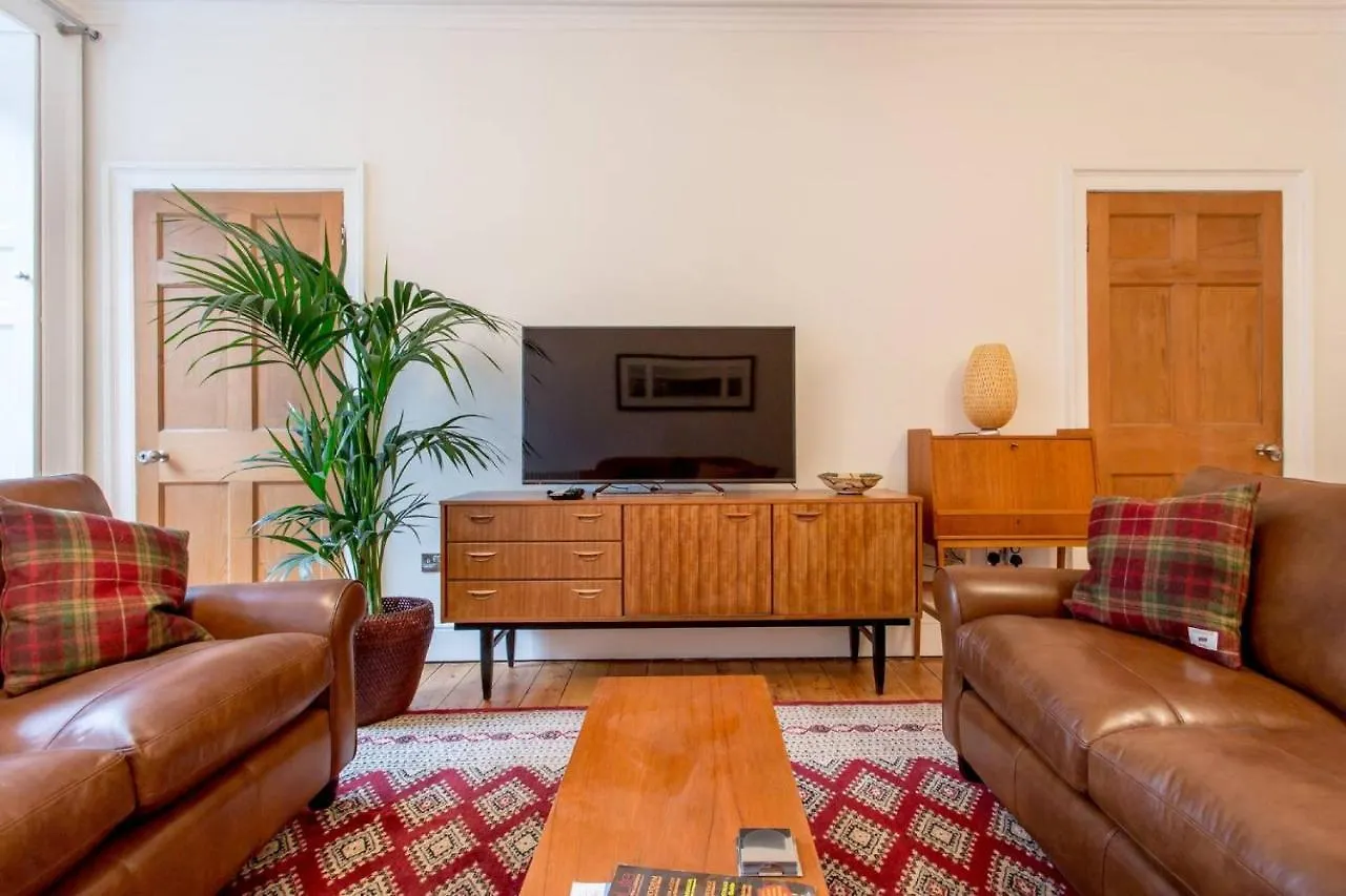 אדינבורו Joivy Spacious Flat With Garden In City Centre דירה
