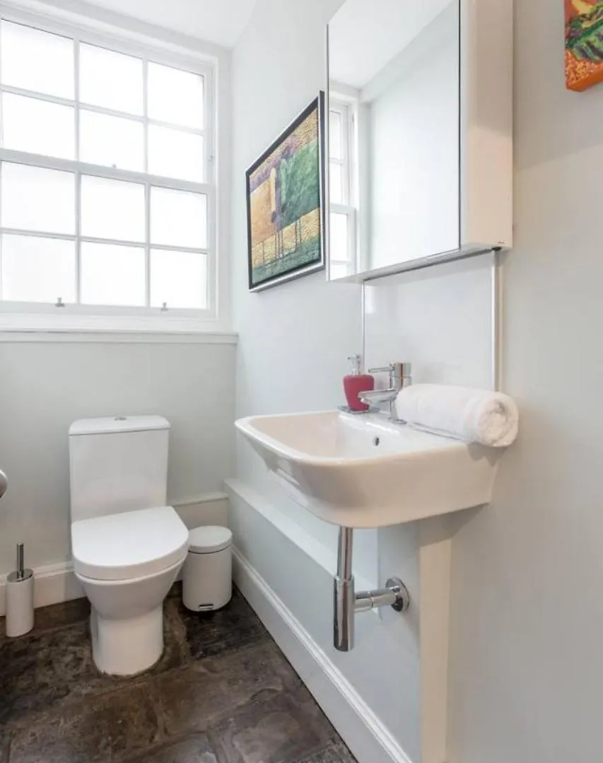 אדינבורו Joivy Spacious Flat With Garden In City Centre 0*,  בריטניה