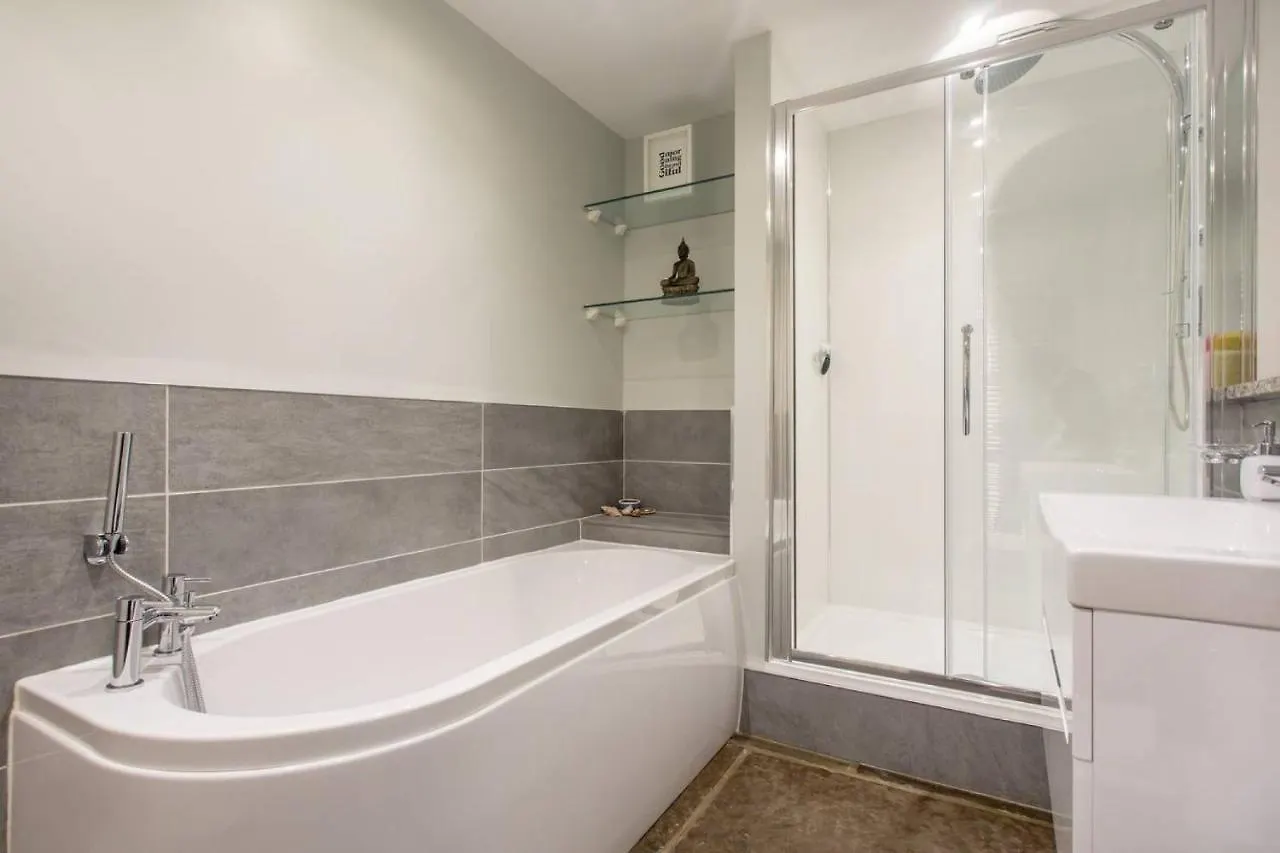 אדינבורו Joivy Spacious Flat With Garden In City Centre דירה