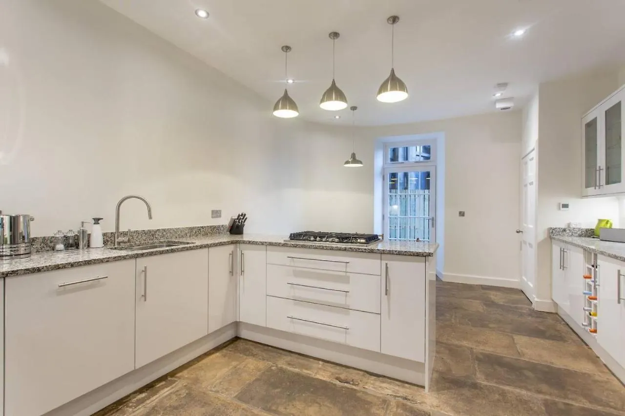אדינבורו Joivy Spacious Flat With Garden In City Centre