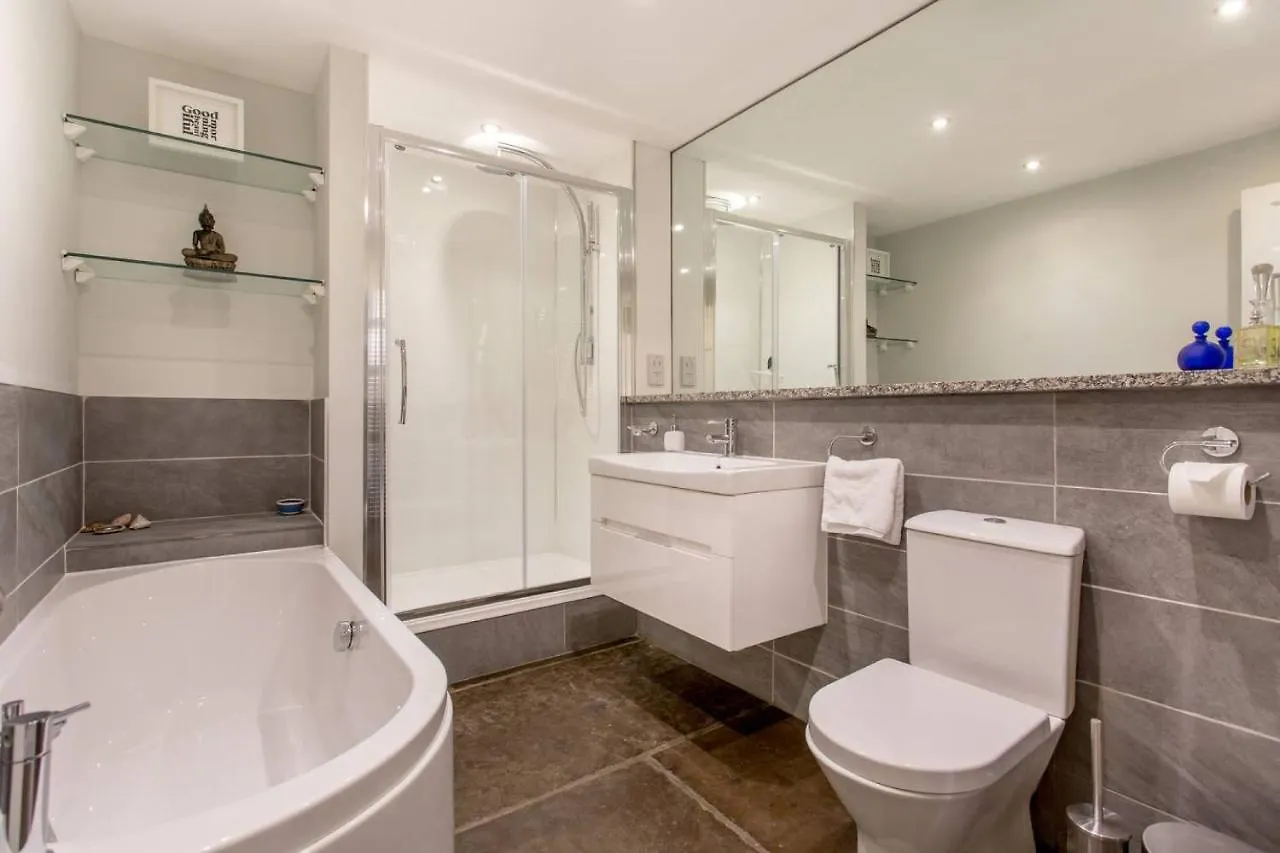 אדינבורו Joivy Spacious Flat With Garden In City Centre