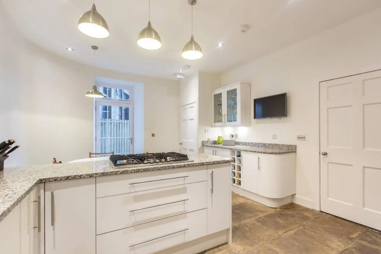 אדינבורו Joivy Spacious Flat With Garden In City Centre